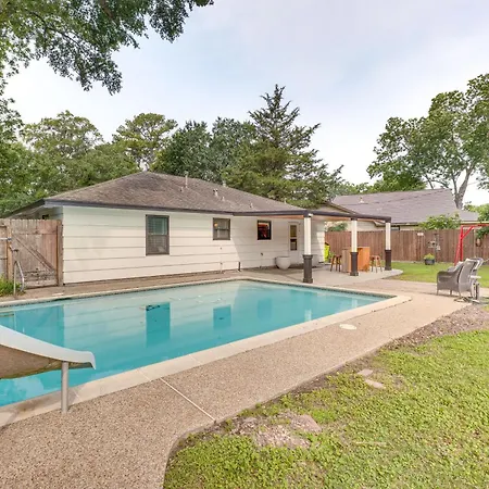 Tomball Home With Game Room Walk To Main Street!